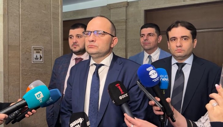 Една трета от първите 100 дни минаха в оправдания и лутане, във фалшиви "разкрития" за дупки и хвърляне на димки