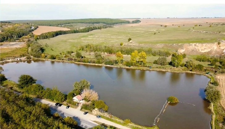 Водоемът е разположен на главния път Русе - Варна