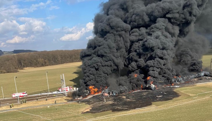 Товарен влак с бензол пламна близо до полската граница Товарен влак с бензол пламна близо до полската граница