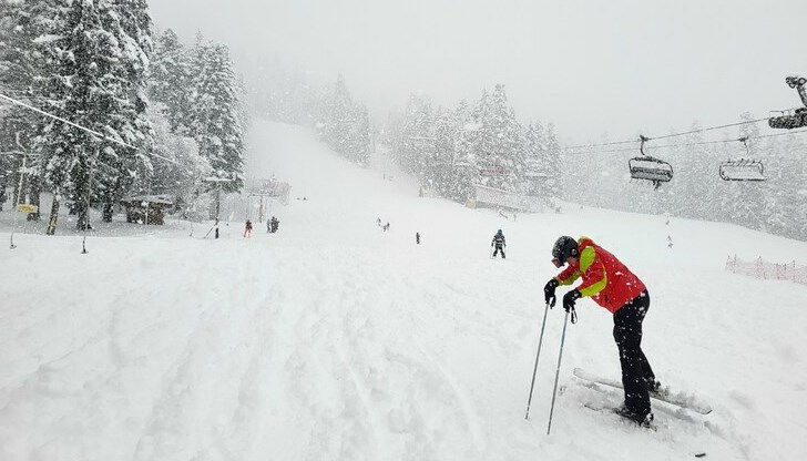 Снеговалежът затруднява туристите в зимните курорти