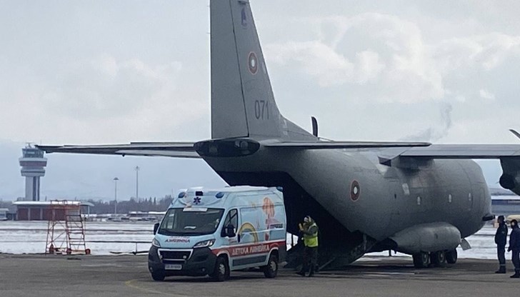С военен самолет превозиха малък пациент от Варна