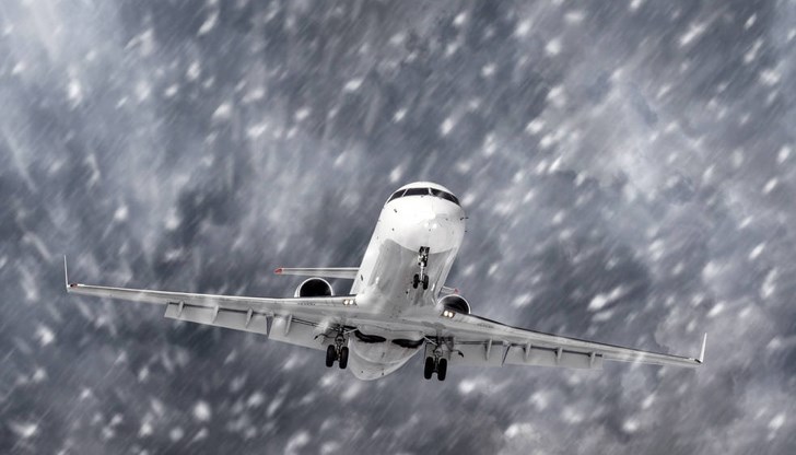 Стотици отменени полети и огромни закъснения заради лошото време