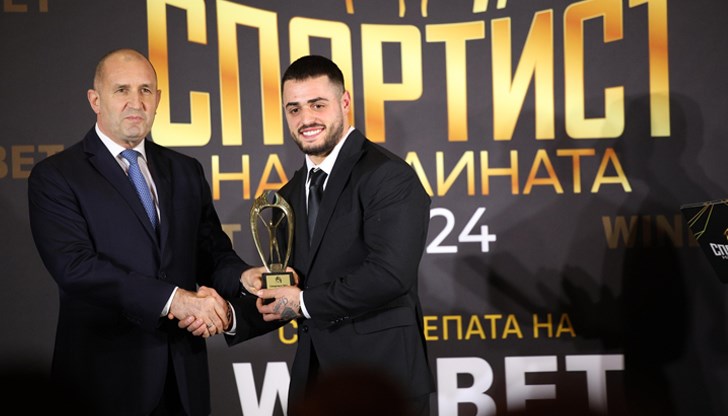 Румен Радев връчи наградата на олимпийския шампион по вдигане на тежести