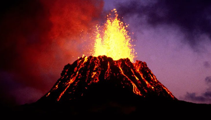 Уебкамерите в района са заснели зрелищни кадри на течащи потоци червена лава