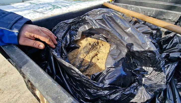 Служителите на концесионера почистват ивицата, причинителят на замърсяването все още не е известен