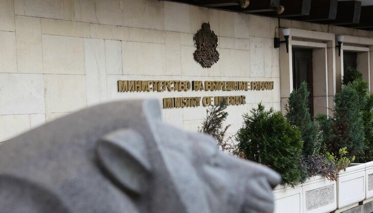 Документите съдържат записки за плащания и подслушвани разговори на политици и магистрати