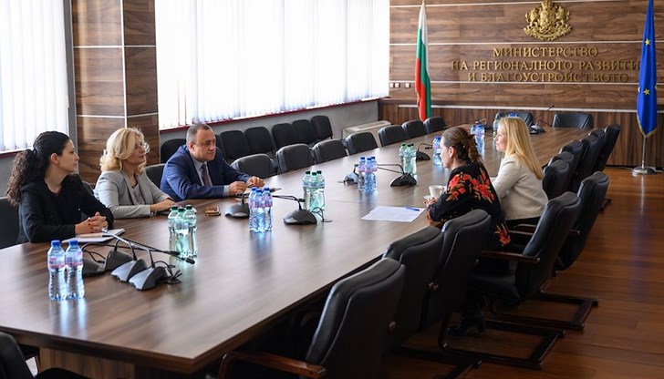 Министърът на регионалното развитие обсъди с ръководителя на ЕК в България възможности за облекчаване на процедурите