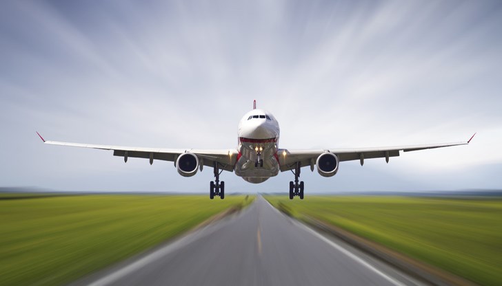 Самолет с 30 пътници изчака извънредно във въздуха