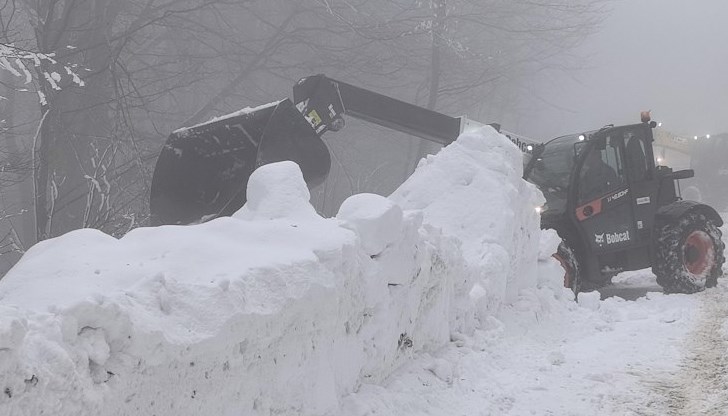 Тежка техника пробива път към Паметника на Свободата