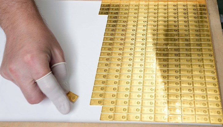 Гражданите търсят спасение от обезценяващата се рубла