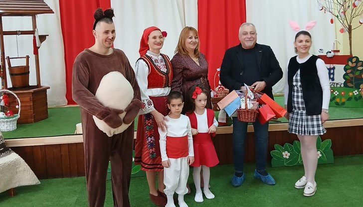 Д-р Камен Кожухаров лично прие символите за здраве и берекет от малчуганите