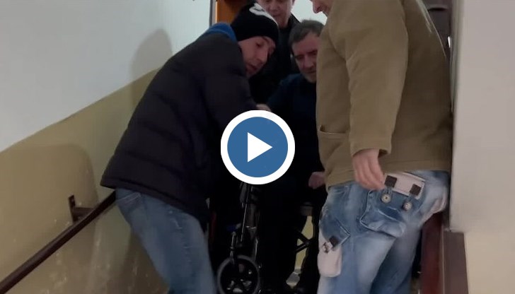 Приятели изнасят обездвижения мъж на ръце при всяко посещение при лекар