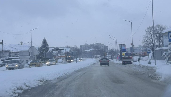 Роторни машини разчистват тротоарите в областния град, междуградският транспорт се движи по разписание