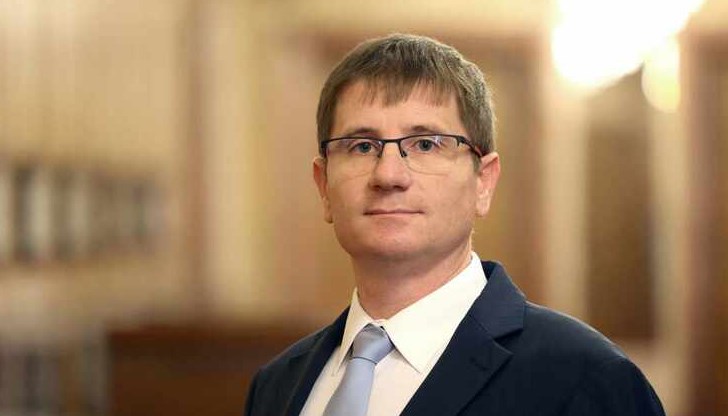 Правителството готви удар по фискалния резерв