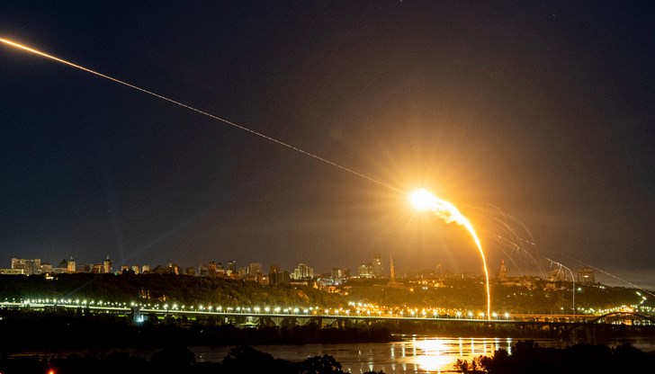 Пожари бушуват в пет района на украинската столица