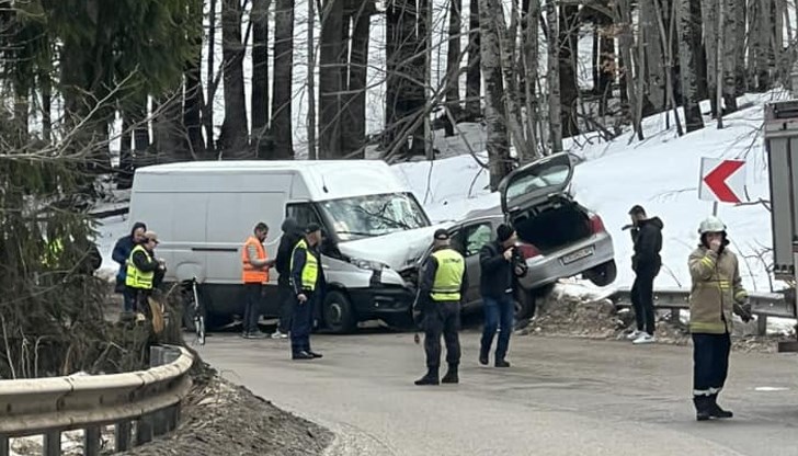Пътният инцидент е между лек автомобил и бус Пътният инцидент е между лек автомобил и бус