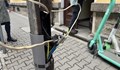 Необезопасени кабели стърчат от стълбове в центъра на София