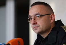 Повечето пиротехнически средства на пазара са строго забранени за закрити