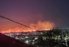 Огънят се разпространява неконтролируемо всички пожарникари са мобилизираниГолям пожар на