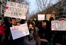 Демонстрантите държаха плакати с послания като Ние всички сме Имамоглу