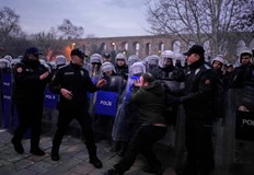 Блокирани са десетки пътни артерии а стотици полицаи са разположени