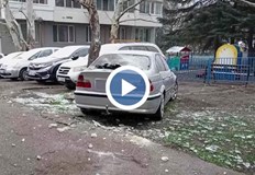 За втори път падащи облицовки повреждат автомобили в районаПоредният инцидент