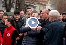 Хиляди ученици излязоха на протест срещу корупцията след трагедиятаХиляди ученици