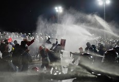 Сълзотворен газ и водни оръдия срещу протестиращитеПета поредна нощ продължават