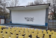 Нарушителите са проникнали през страничен вход и са оставили графити