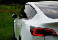 Компанията губи пазарен дял въпреки общия ръст на електромобилите в