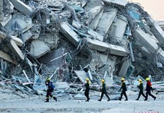 Срутен мост и застрашени язовири усложняват спасителните операции съобщава Червеният