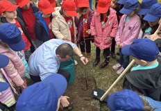 Екоакцията Да засадим бъдещето привлече деца родители и педагози в