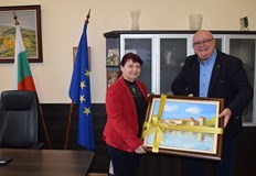 Д р Цветан Ценков поздрави новоизбрания ректор доц д р Десислава АтанасоваРъководството