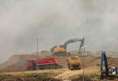 Специализирана техника и 15 огнеборци се борят с пламъците засегнали