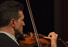 Фестивалът ще продължи до 30 мартСнощи голямата зала на Доходното