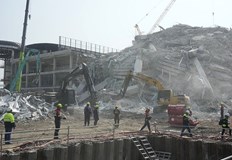 Оцелелите са в капан на няколко метра под повърхносттаСпасителните екипи