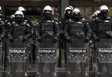 Напрежението ескалира пред общината докато в Сърбия е обявен ден