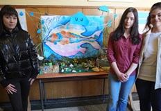 Рисунки макети и викторина показват младежкия поглед към екологиятаМладежи от