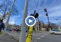 Изгнилият в основата стълб е можел да причини сериозен инцидент