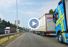 Движението за леки автомобили вече е възстановено от снощиДълга колона