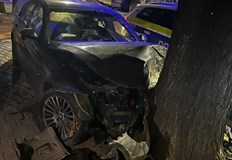 Шофьорът е транспортиран до спешно отделение след инцидента на оживена