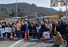 Недоволството ескалира след блокиране и на черния горски път към