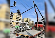 Специалистите изясняват причините за пречупването на носещия стълбИнцидент със светофарна
