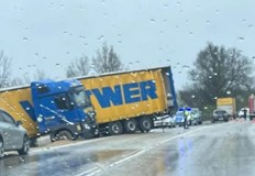 Ремаркето на ТИР е ударило странично лек автомобил Пежо Тежка катастрофа