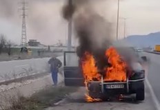 Огнеборци спасиха шофьора от горящия автомобилДжип се запали и изгоря