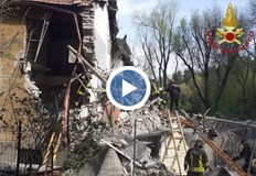 Мъж със 70 изгаряния е изваден изпод развалинитеМощна експлозия разруши