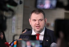 Хора на Доган протестират срещу правителството което уж подкрепятЛидерът на