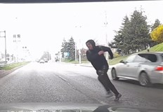 Шофьор спря за да пропусне мъжа но други коли едва