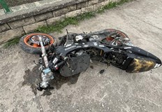Неправоспособен водач на нередовен мотоциклет е транспортиран по спешност към