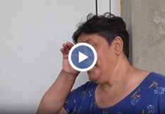 Чужди хора помагат с каквото могат докато си стъпя на